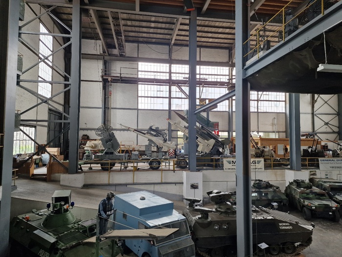 Для страны, которая последние 200 лет не воевала - Швейцарцы внезапно производят много всякого такого военного.