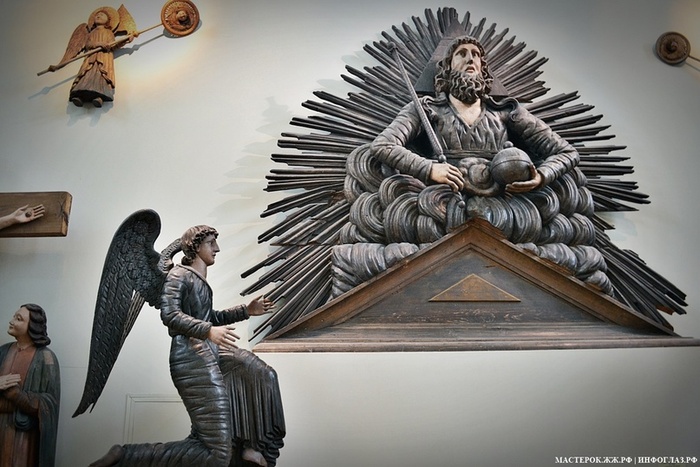 Саваоф из Лысьвы… Настоящий Зевс! Если не сказать, из чего исполнена скульптура, можно подумать, что из мрамора (А. В. Луначарский при осмотре экспозиции)