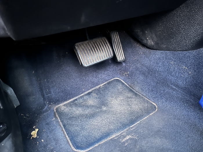 Коврики потертые от возраста, а накладки педалей - нет, что косвенно подтверждает малый пробег