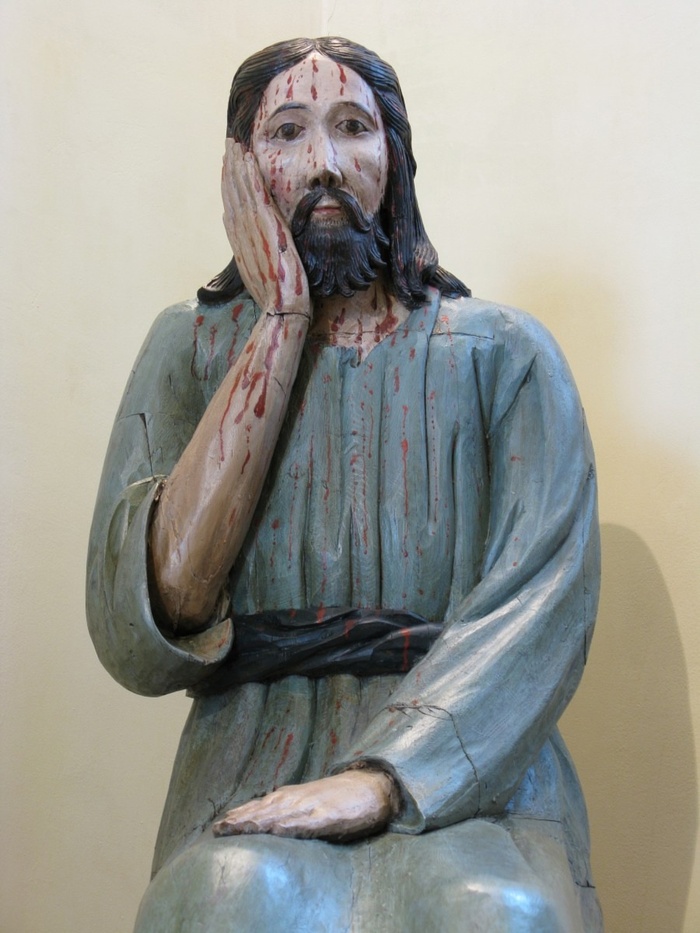 Иисус с чертами пермячка, в темно-синем коми-пермяцком шабуре, обтянутом по традиции темным поясом