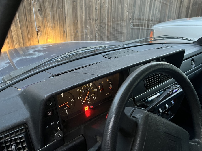 Потрескавшаяся передняя панель (очень жарко летом здесь)