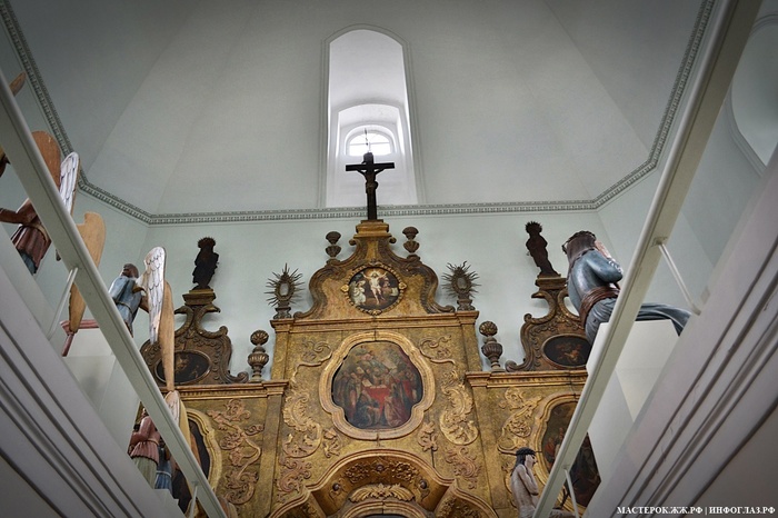 Говорят, эта махина еще и не целиком поместилась на новом месте