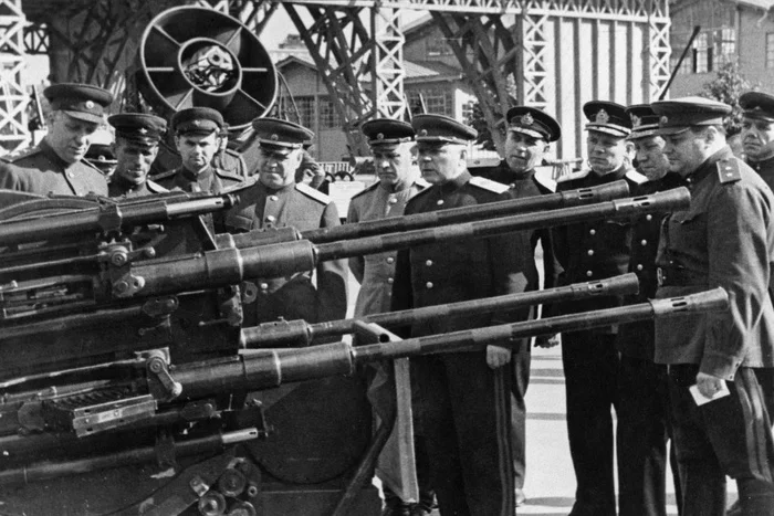 The highest Soviet command staff at the exhibition of captured military equipment in Moscow - Historical photo, The Second World War, Military history, The Great Patriotic War, The photo, Black and white photo, Old photo, Armament, Georgy Zhukov, Trophy, General, Marshal, Admiral, Officers, Weapon