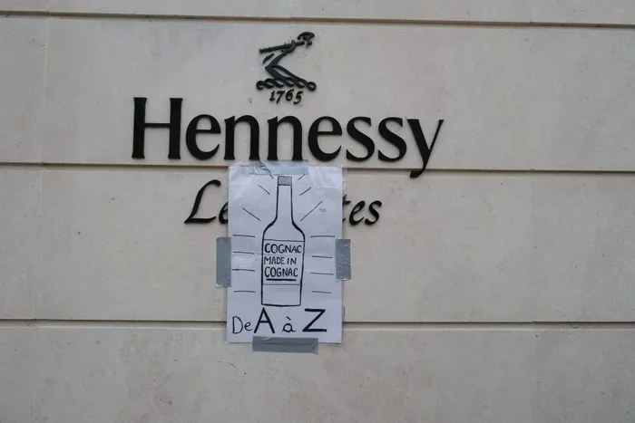 HENNESSY COGNAC HOUSE EMPLOYEES' STRIKE WAS TAKEN PLACE WITH SHASHLIK AND COGNAC - Alcohol, Cognac, Strike, VKontakte (link)