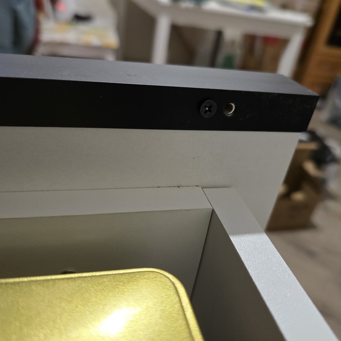 Первое отверстие слишком глубокое, пришлось сверлить второе рядом