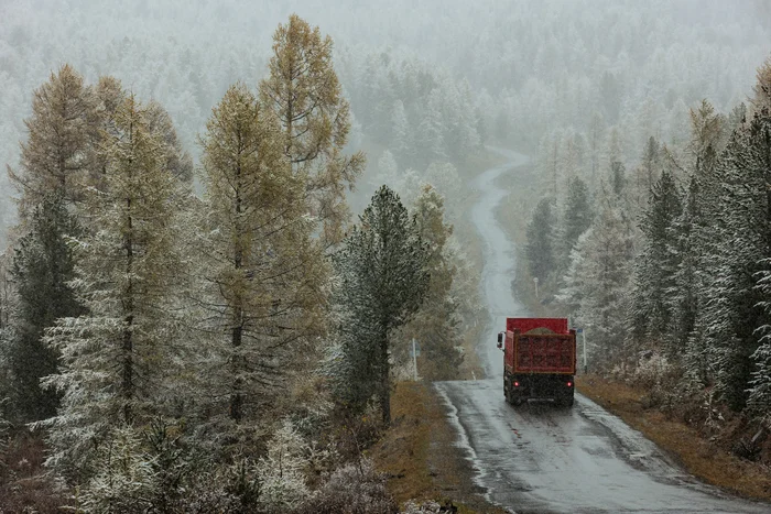 Through the first snow in Altai - My, The photo, Landscape, Canon, Photographer, Altai Republic, Snow, Road, Dump truck