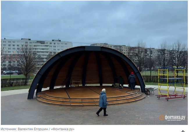 Сцена со стальным каркасом, навесом и порталом для мультимедийного оборудования, с обшивкой из лиственницы и громкоговорителем обошлась в 10,3 млн рублей.