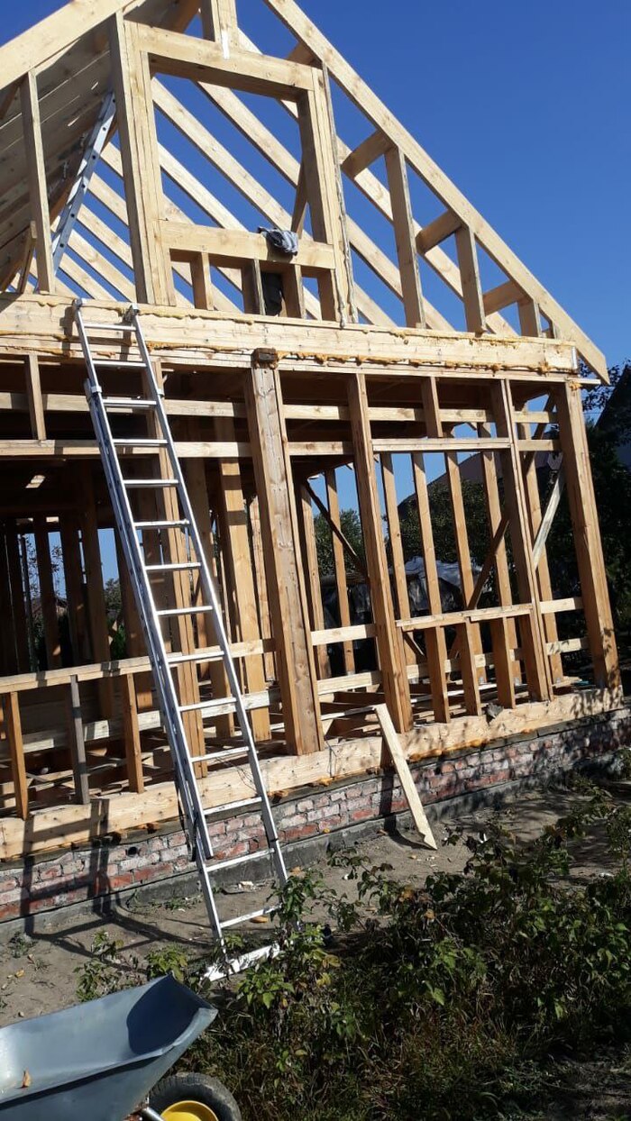 В углах оконных проемов вставили дополнительно опорную доску, чтобы распределить давление