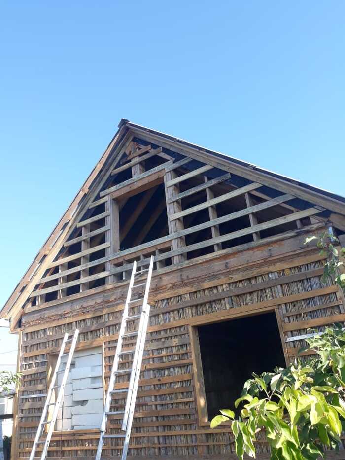 Рейки для того, чтобы камыш с глиной не выпадали из ячеек, они не несут функцию скрепления и удержания стен дома!