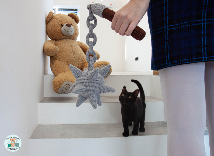 А это мой котенок по имени Марс. Кажется, он заинтригован.