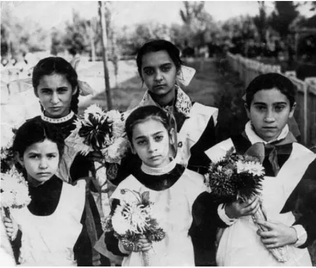 Gypsy schoolgirls (photo specially for gypsyphobes who think that we are only familiar with studying by hearsay) - Gypsies, Old photo