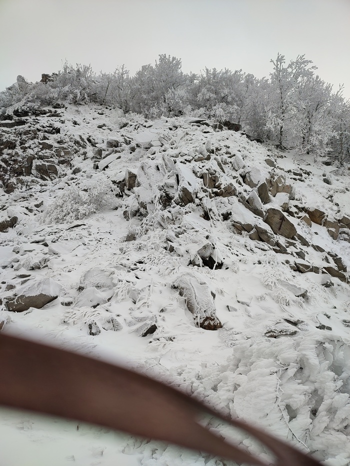 Самый трудный участок. По скользким камням и держась за ржавую проволку