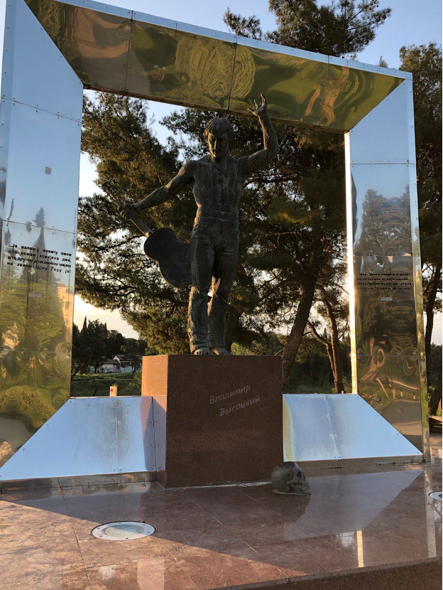 Памятник Высоцкому рядом с русским мостом