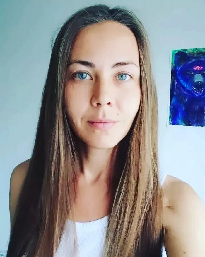 Всегда сидит за моим плечом