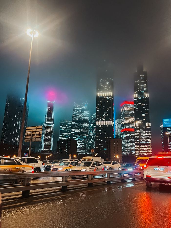 Или когда очень долго стоишь в пробке в одном районе