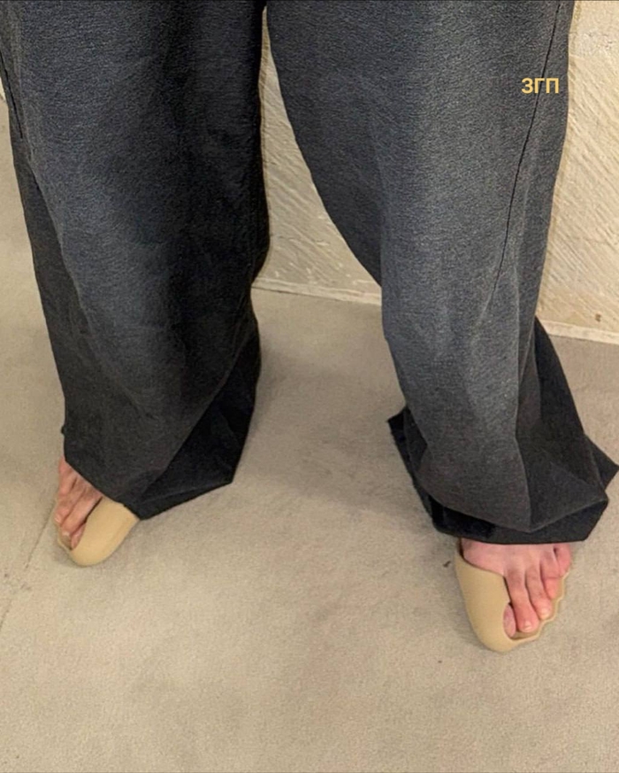 Balenciaga выкатила новые тапки «The Zero», которые «приближают нас к свободе босых ног».Издалека действительно может показать, что человек ходит босиком, а не в модных люксовых черевичках, напечатанных на 3D-принтере.