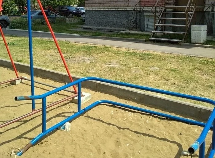 A horizontal bar fell on a child during a physical education lesson. The court ordered the school to pay 100,000 rubles for moral damages - My, Negative, Court, Right, School, Students, Studies