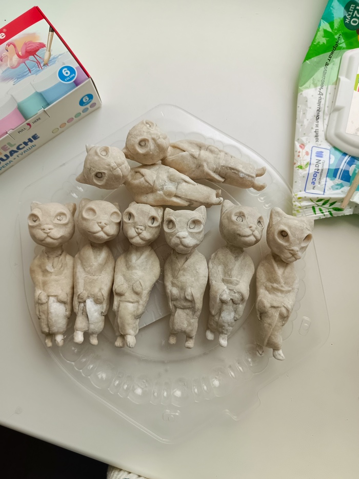 Момент на котором я поняла что больше половины мне не нравятся и я буду их переделывать. Они все разные, так как это ручная работа.