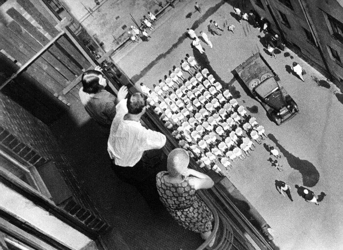 Сбор на демонстрацию, 1928