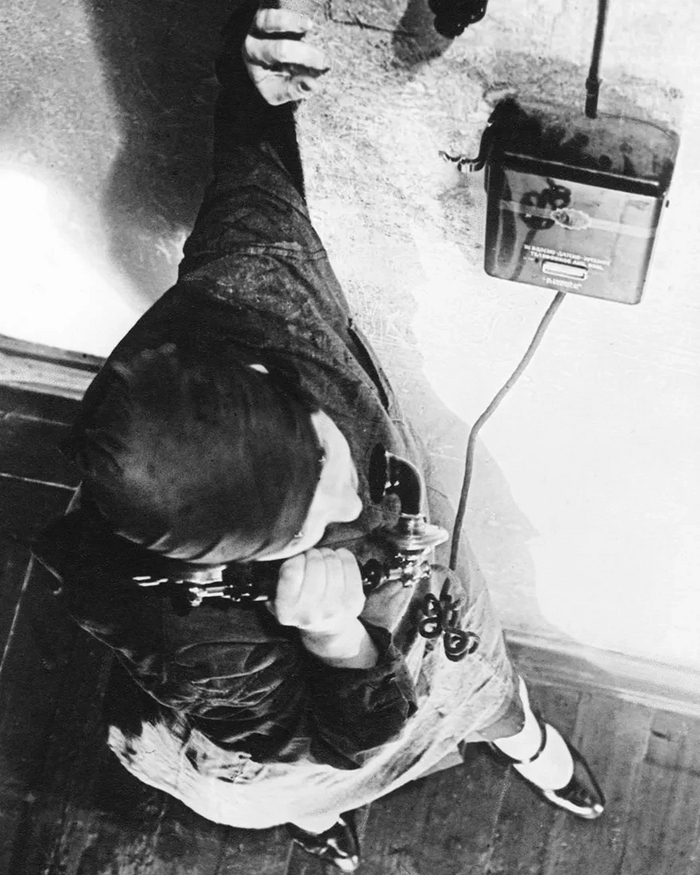 Девушка-курьер, 1928