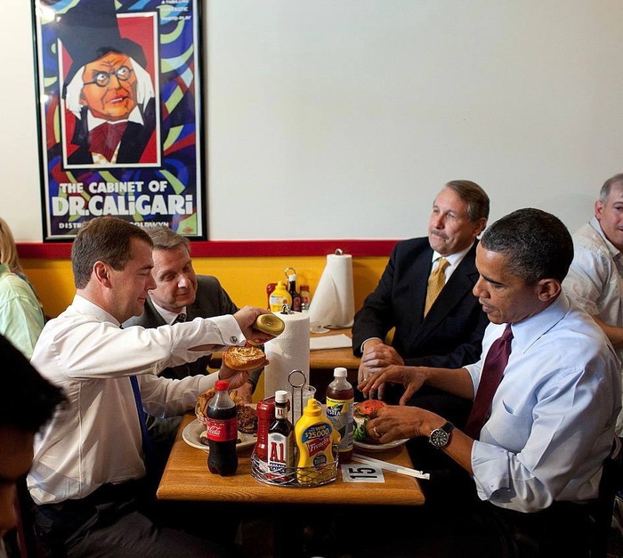 Медведев и Обама перекусили бургерами после переговоров в Белом доме