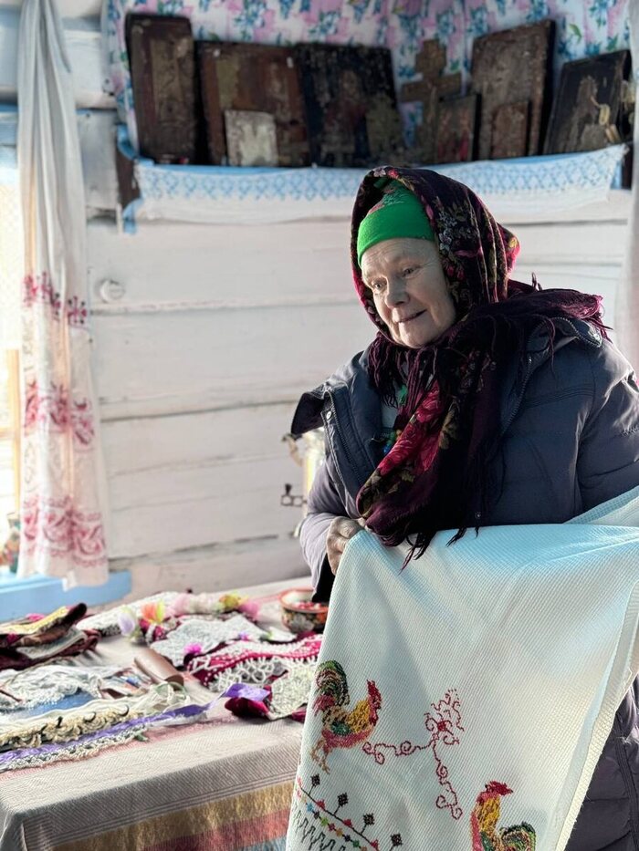 Хвастается рушниками