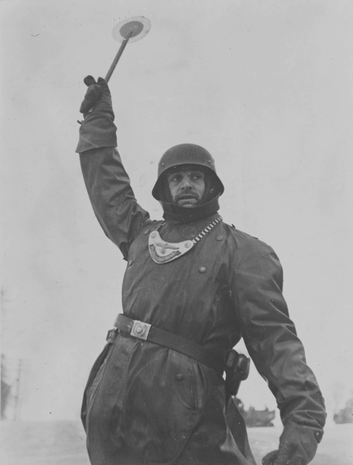 Унтер-офицер немецкой полевой жандармерии на дороге в окрестностях Москвы. Декабрь 1941