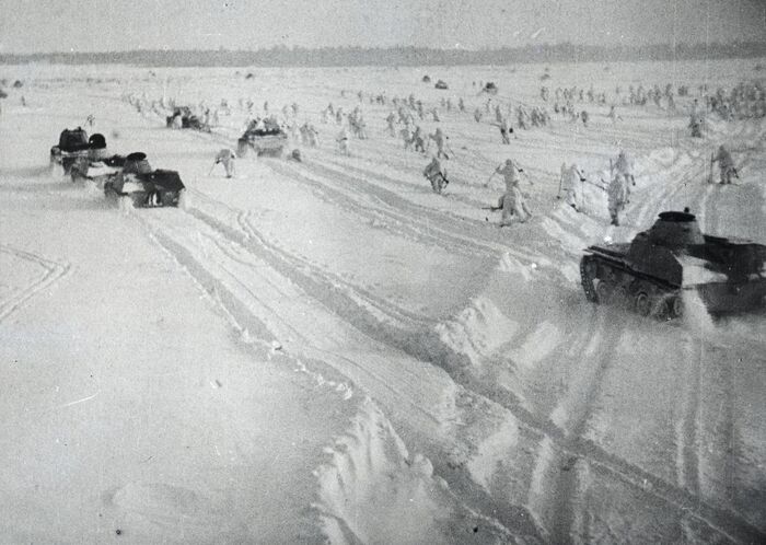 Советские автоматчики на лыжах и танки Т-40 в наступлении под Москвой. Предположительно, в кадре бойцы одной из частей 1-й Гвардейской мотострелковой Московской дивизии. Фото - Дмитрий Чернов, декабрь 1941
