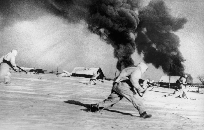 Бойцы 129-го отдельного мото-инженерного батальона Западного фронта в бою за деревню в Подмосковье. Командир батальона — капитан Борис Константинович Привороцкий