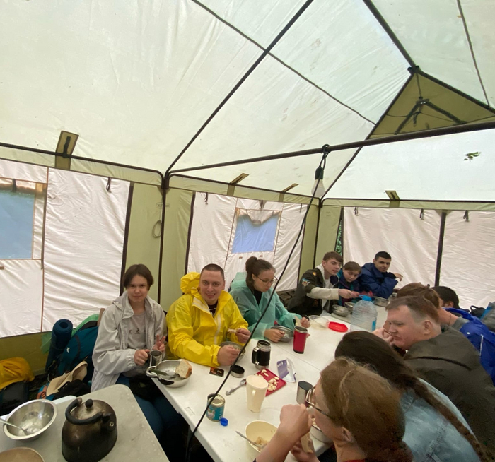 Ребята завтракают перед работой, настоящие гурманы шлифуют кашу чесноком