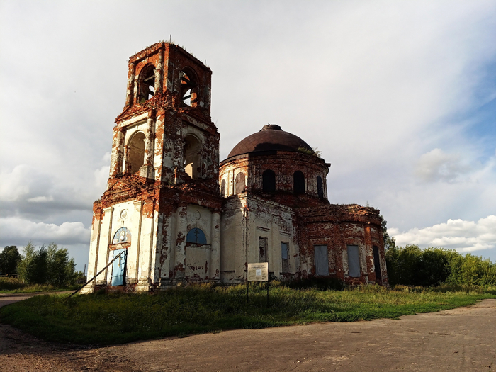 Некогда величественный сельский храм. Здесь до сих пор проводит службы священник из города