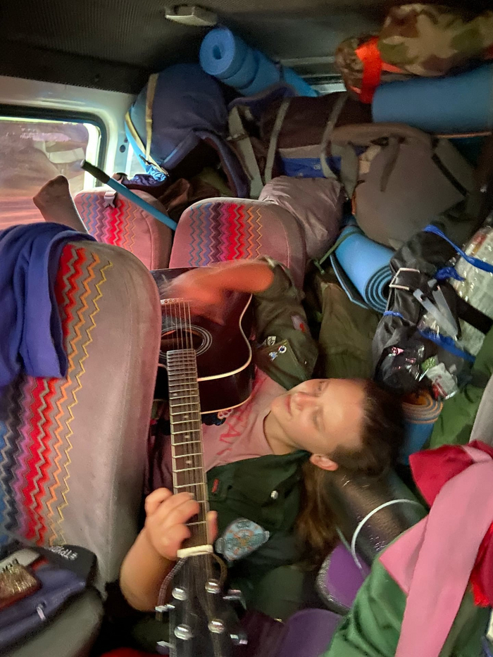 Люба с гитарой, за качество извините, другой фотки у меня нет