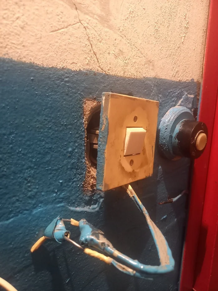 The girl who knocked down the door to my apartment and threatened to kill my mother continues to work in the Nizhny Novgorod administration - My, Nizhny Novgorod, Lawlessness, Police, Troubled neighbors, Officials, Attack, Incident, The crime, Video, Vertical video, Longpost, Negative, No rating, A wave of posts