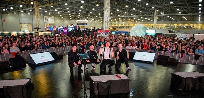 Совместное фото с RADIO TAPOK xD Вот я, яяяя, в толпе вторая справа)