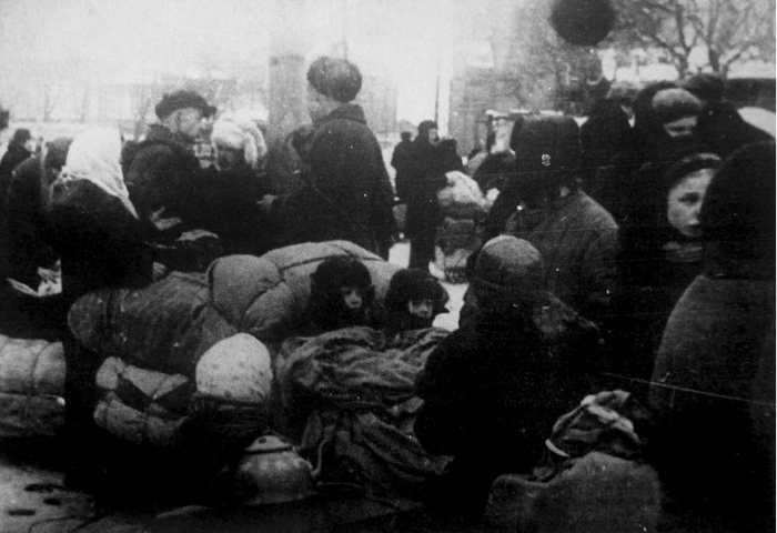 Жители блокадного Ленинграда перед эвакуацией из города. Подавляющая часть из них – дети