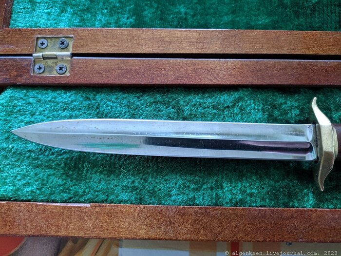 Клинок имеет двухстороннюю заточку