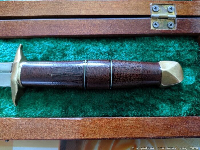 И латунное навершие на ручке.