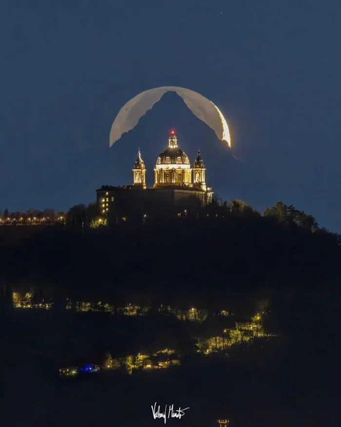 Italian Photographer Waited 6 Years to Get Perfectly Aligned Photos of Moon, Mountain, and Basilica - The photo, Italy, moon, The mountains, Church, Lucky moment