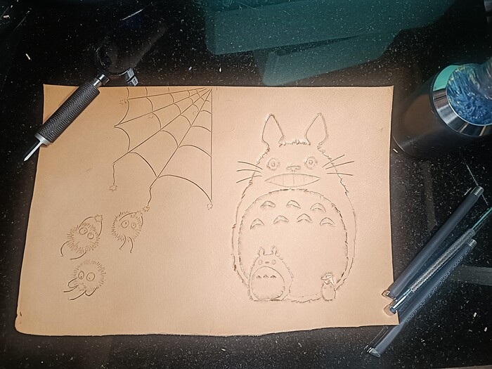 На Тоторо контур прошла бевелерами с киянкой- они справа, у чернушек лапки и паутину резала поворотным ножом (и усы у Тоторо), с шерстинками чернушек как быть пока не решила