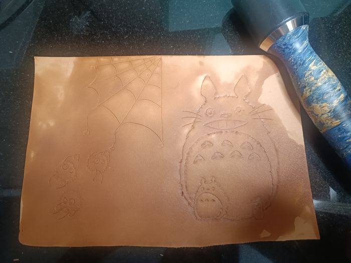 Во время процесса работы кожу периодически нужно смачивать водой, чтобы оставалась пластичной, работаю на граните чтобы приглушить звук киянки и инструмента по коже, тк тиснить могу только когда малой спит