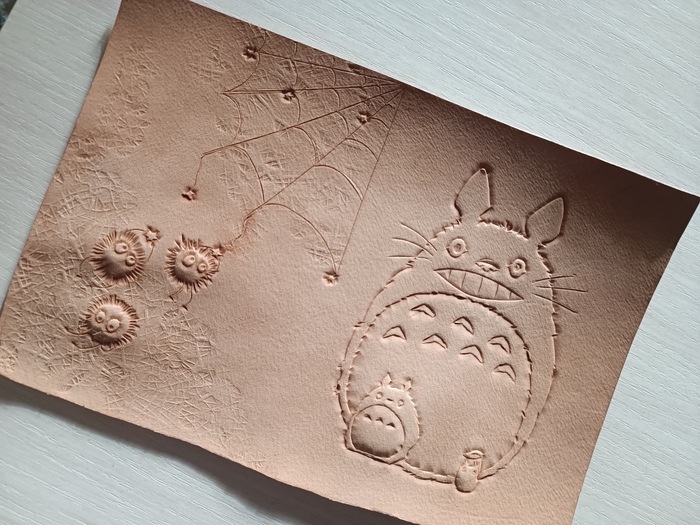 А потом бац, и опять сразу красивое)) простите.. но когда работается надо работать, а не снимать. В общем шерстинки у чернушек тоже прошла бевелерами, добавила к ним фон паутинку, на лицевой стороне не стала