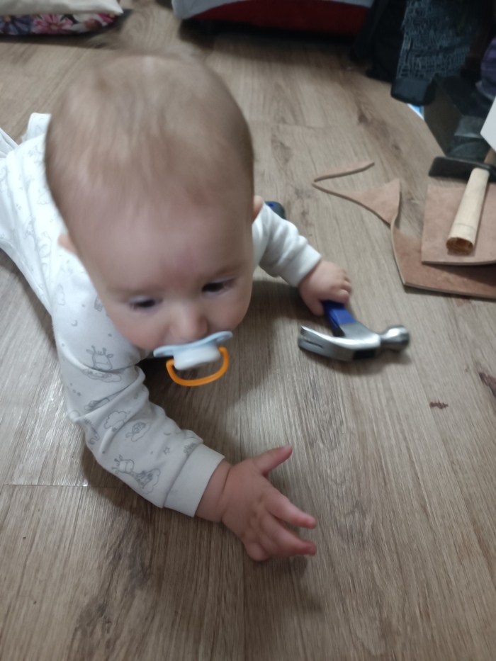 А это главный помощник ползет работать ахах (да, работаю на полу, потому что плиту гранитную мой стол не осилит