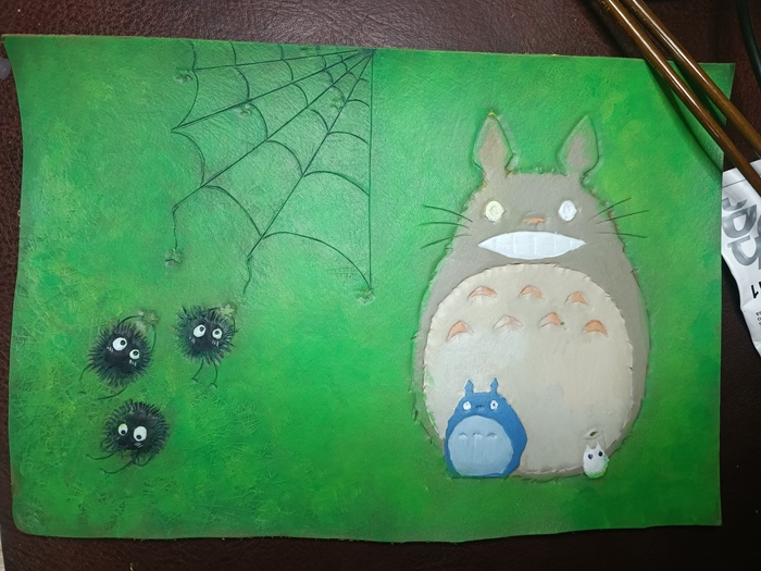 Пробую закрыть фон акрилом, теперь слишком ярко (ну и тюбик желтого плюнул во все стороны, было страшно).. Решаем с заказчиком добавить теней