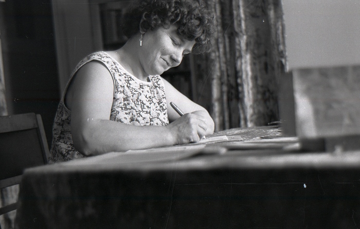 В отличие от мамы - она письма писать любила.