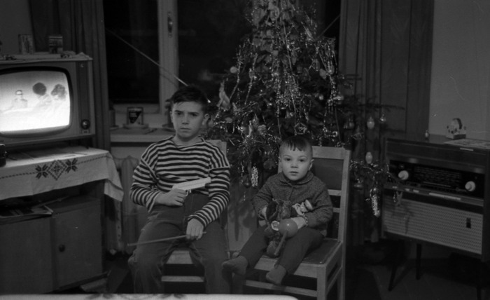 Мы с братом около ёлочки. А радиола (та, что справа) до сих пор живая. Вроде бы и выкинуть надо, а вроде и жалко :-)