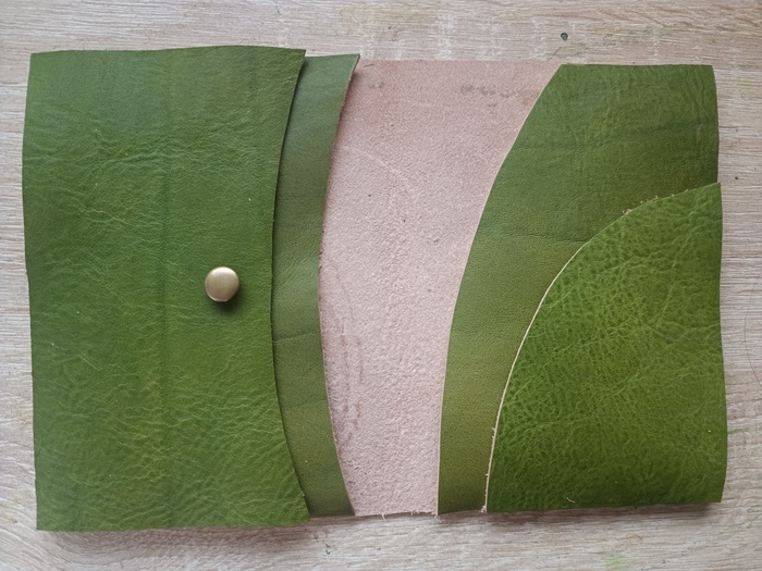 А теперь вспоминаем, что кожа то была бежевой хдд)) так что обратную сторону тоже придется красить