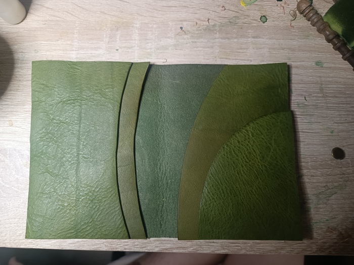 Здесь акрилом работать нельзя, потому что не ляжет на бахтарму, поэтому цвет темноват. Заодно обработали торцы у кармашков, их тоже пришлось покрасить, затем снять фаску и заполировать финишем.