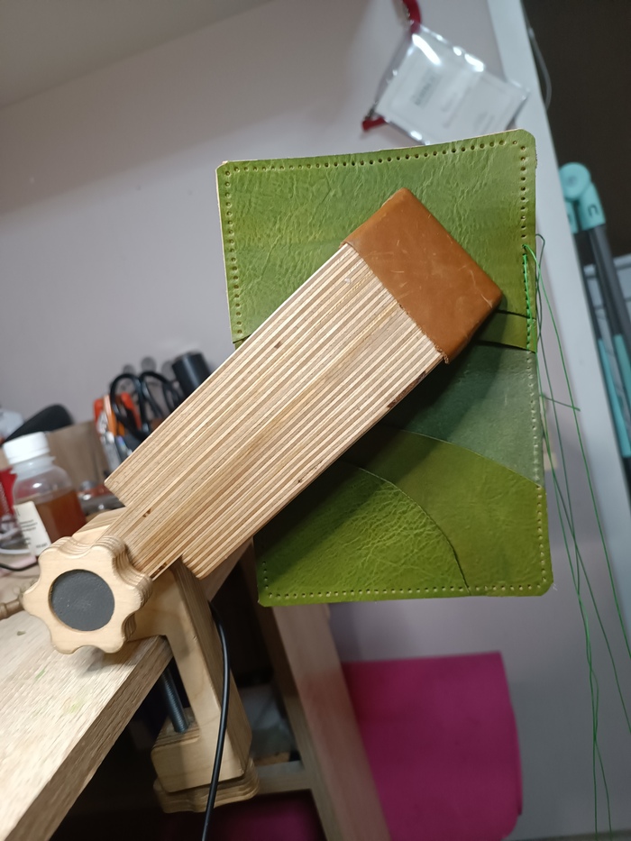 Шью на шорнике в 2 иглы вручную