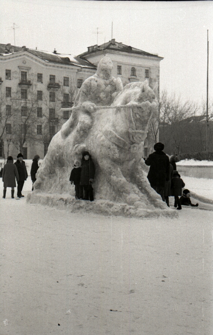 Это мы с двоюродной сестрой от кого-то прячемся - скорее всего от родителей.