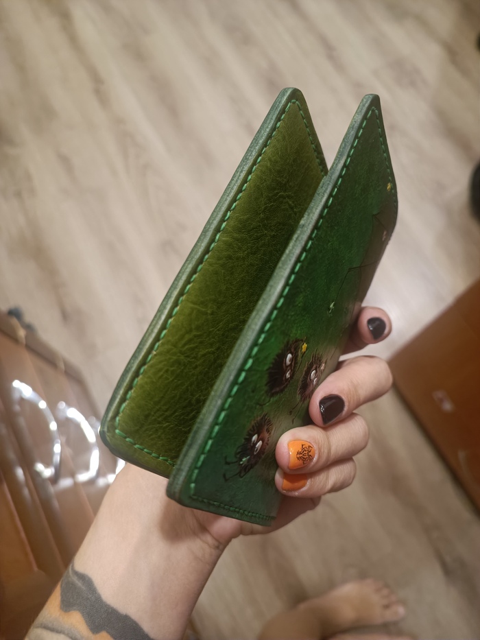 Покрываем финишным средством и воском (чтобы вода его больше не портила) - урез готов